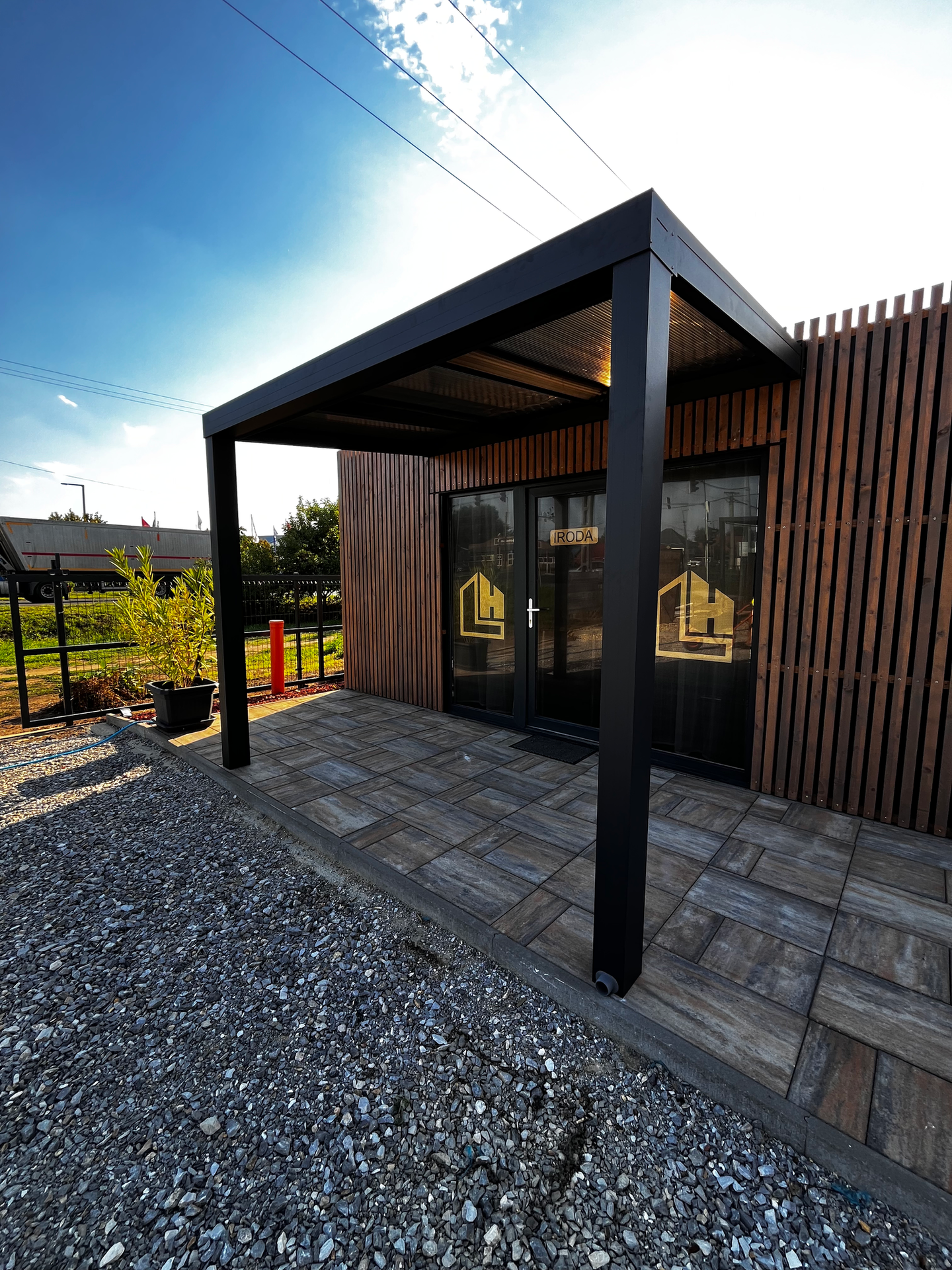 Alumínium Pergola – Opál Polikarbonát Fedéssel